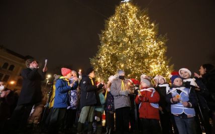 Во Львове зажгли главную елку: люди празднуют на улицах города