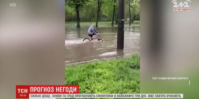 Непогода в Украине: в Житомирской области ливнем смыло огороды, а в Черновцах по улицам "поплыли" машины