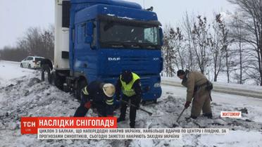 Заметена країна: сніговий покрив у деяких областях сягнув вже півметра