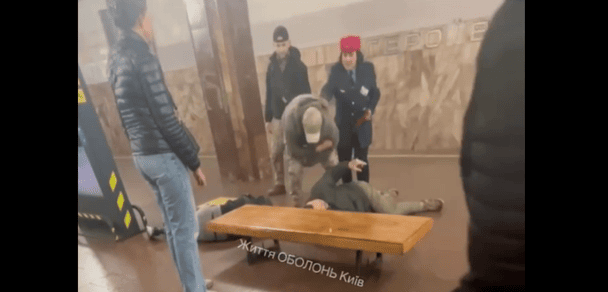 Бійка в метро у Києві: люди у формі повалили пасажирів на перон (відео)