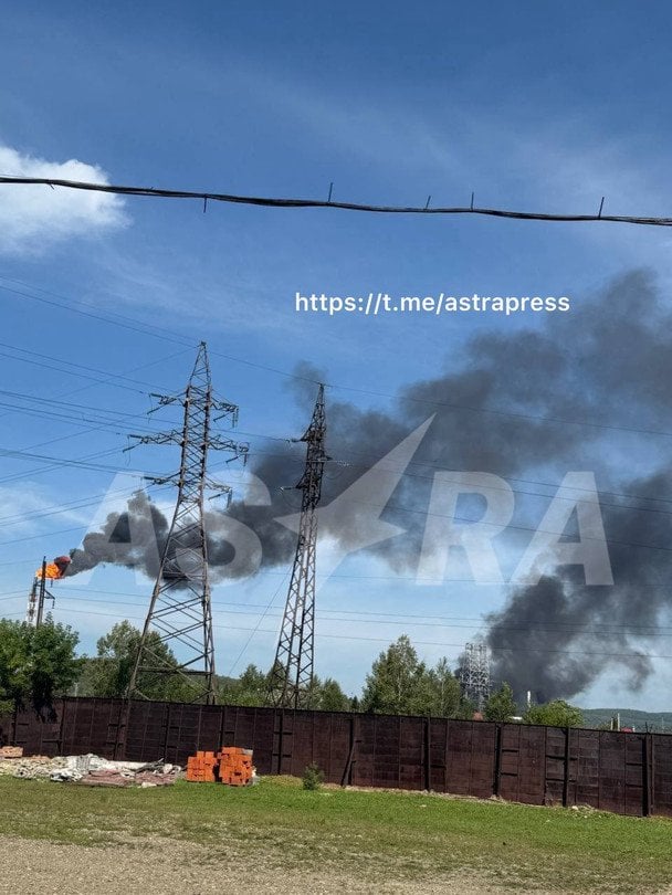 У російському Комсомольську-на-Амурі спалахнув нафтопереробний завод. / © ASTRA