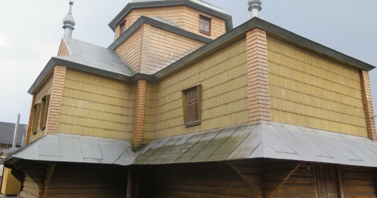 На Прикарпатті священик пересварився з селянами через унікальний храм зі "шрамами минулого"