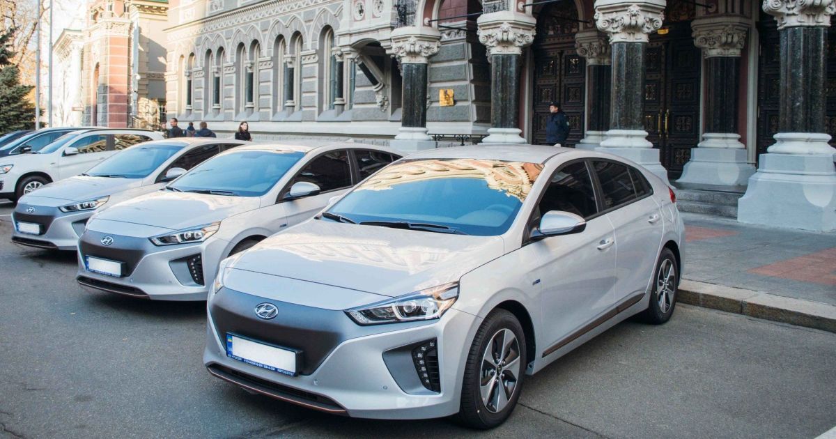 Нацбанк пополнил автопарк электрокарами Hyundai Ioniq