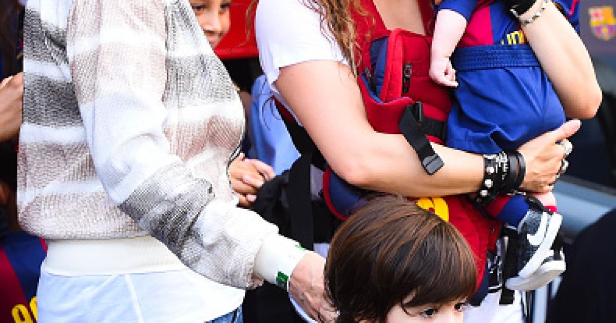 Шакира с сыновьями Миланом и Сашей