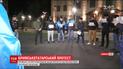 Крымчане устроили акцию протеста перед посольством России в Киеве