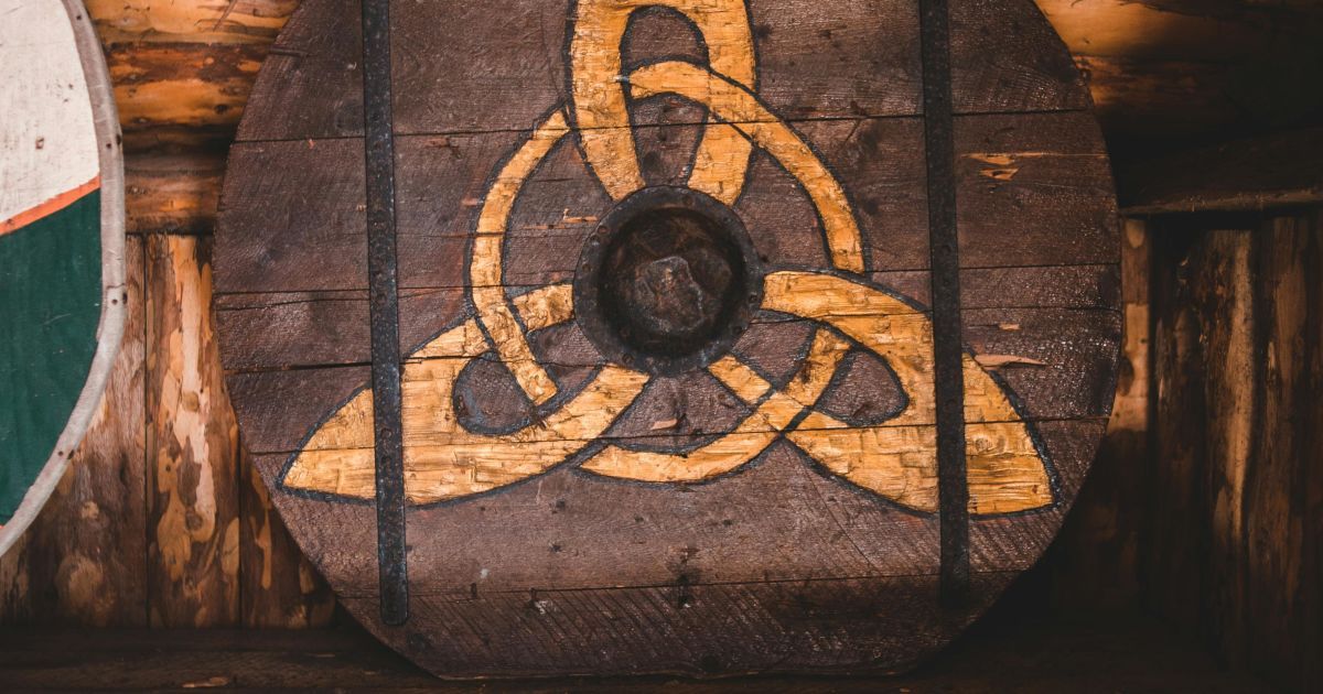 Їх магічні властивості, однак, вимагають серйозного підходу та відповідального використання, оскільки їх дія залежить від правильного наміру і знань про те, як вони працюють.