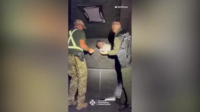 На Закарпатье уклонистов вместе с сигаретами "зашили" в стенку микроавтобуса