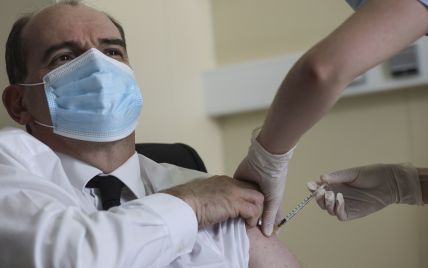"Щоб показати повну довіру до препарату": у Франції прем'єр вакцинувався AstraZeneca в прямому ефірі