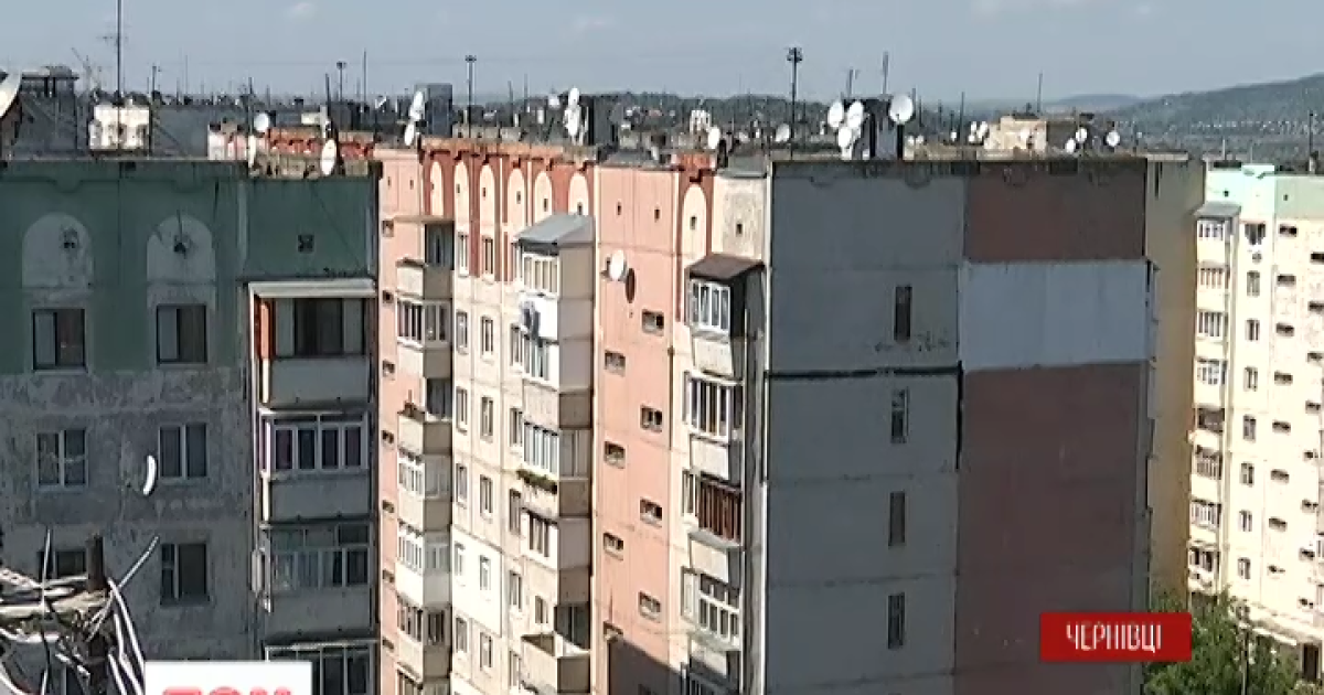 Щасливе падіння з даху 9-поверхівки: рятувальники пояснили, чому дівчина вижила