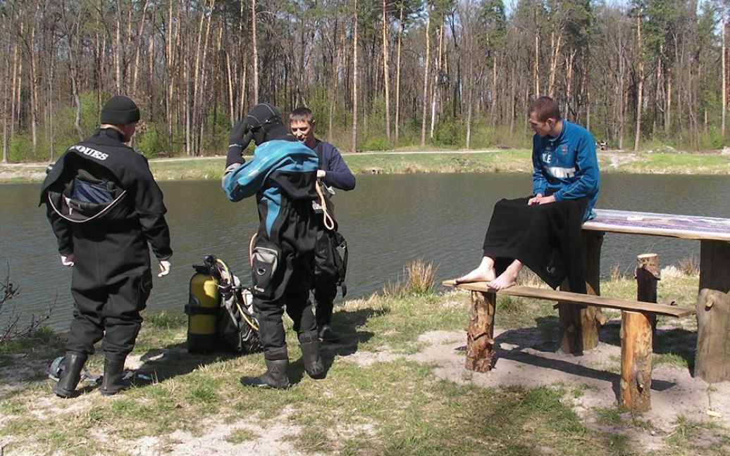 Водолази знайшли і доставили до берега тіло чоловіка. / © facebook.com/yury.bileckiy