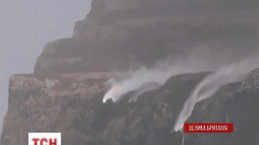 На острове Малл в Шотландии сильные ветра развернули водопады в обратном направлении