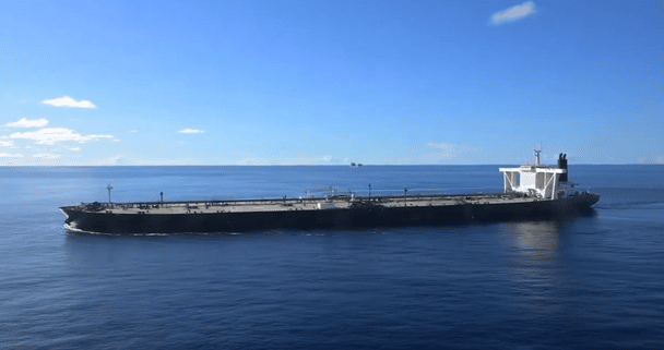 Американські військові захопили нафтовий танкер з Ірану: відео