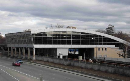 На столичной станции метро "Дарница" умер мужчина