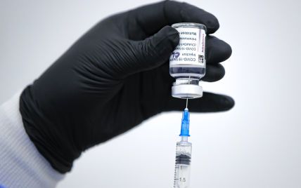 Обов’язкова вакцинація від коронавірусу для медиків починає діяти у Франції
