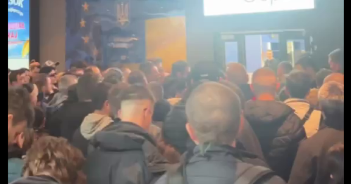 Черги в центрах видачі паспортів у Варшаві публікують у Мережі