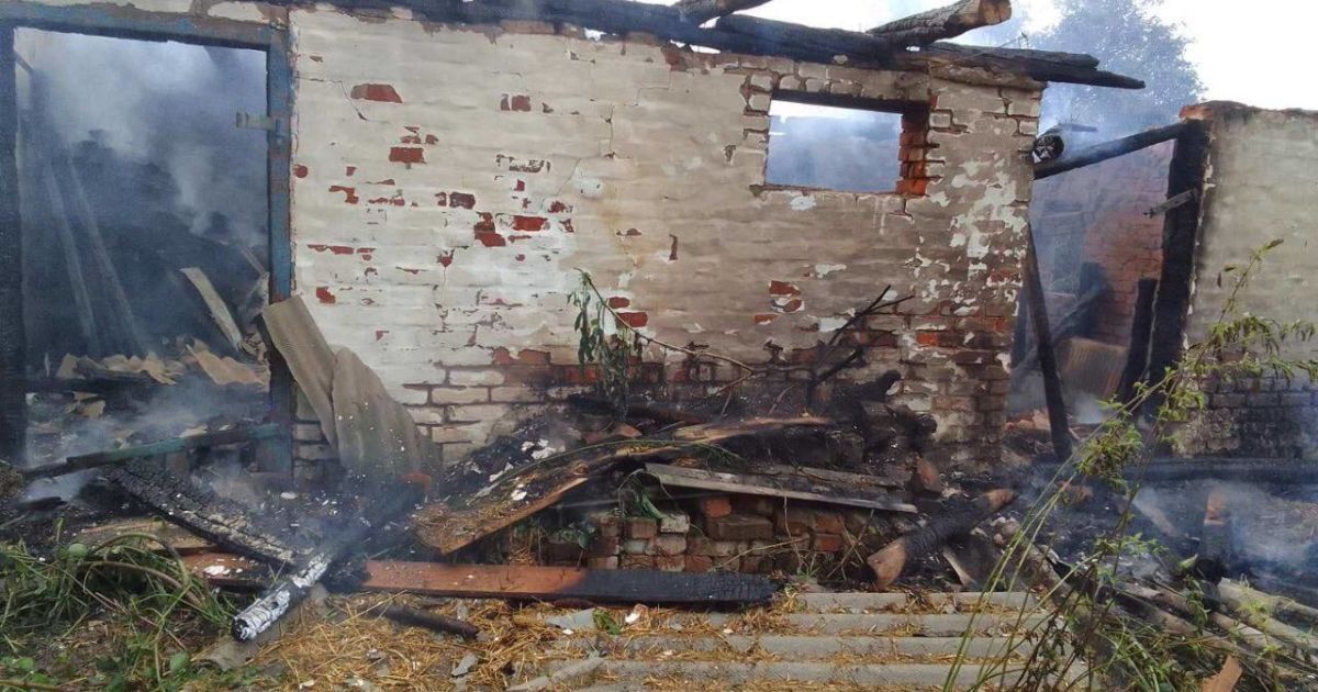 Окупанти знову накрили вогнем три громади Сумської області, зайнялися будинки: фото і відео наслідків