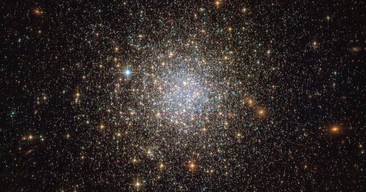 Древнее как сама Вселенная: телескоп Hubble сфотографировал скопление звезд возрастом более 13 млрд лет
