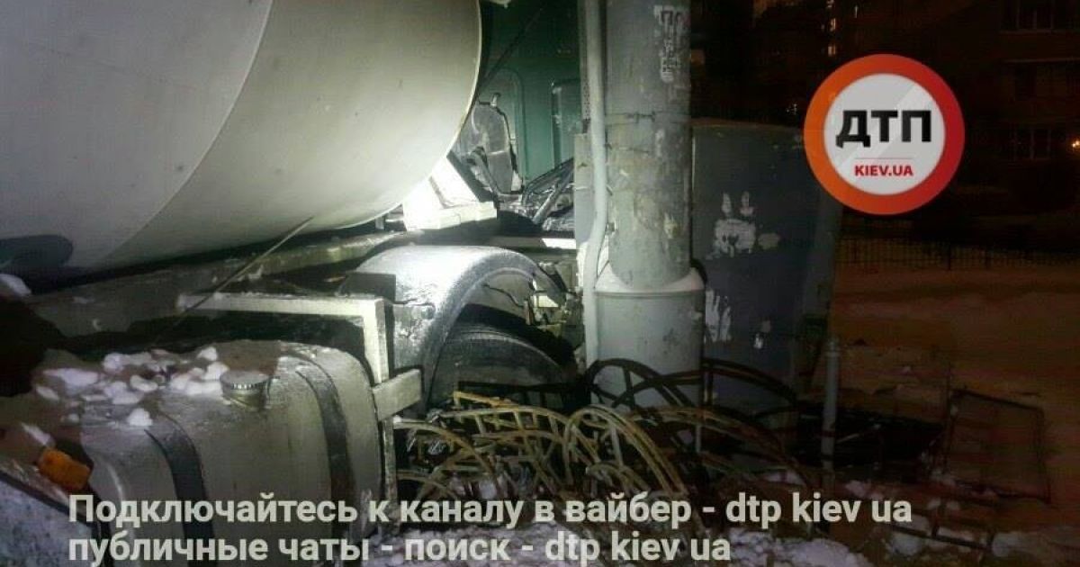ДТП у Києві із бетоновозом_12 / © facebook.com/dtp.kiev.ua