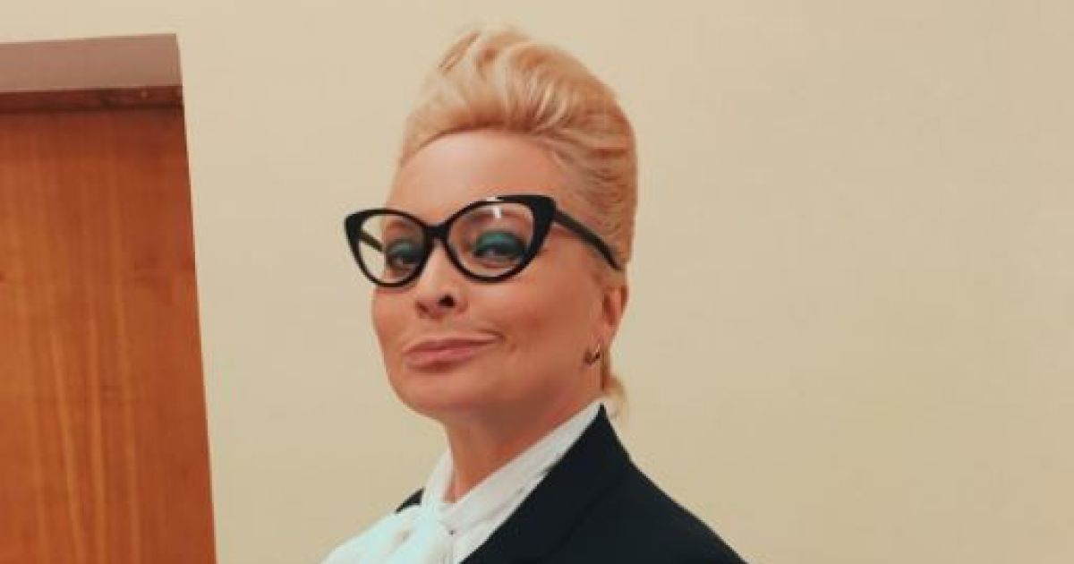 Схудла зірка "Інтернів" Пермякова приміряла образ грайливої бізнес-леді