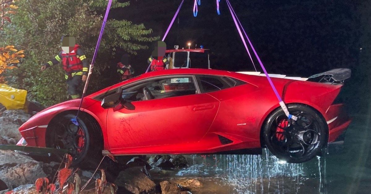 Водій Lamborghini переплутав педалі і заїхав на суперкарі в озеро