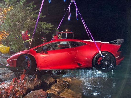Водій Lamborghini переплутав педалі і заїхав на суперкарі в озеро