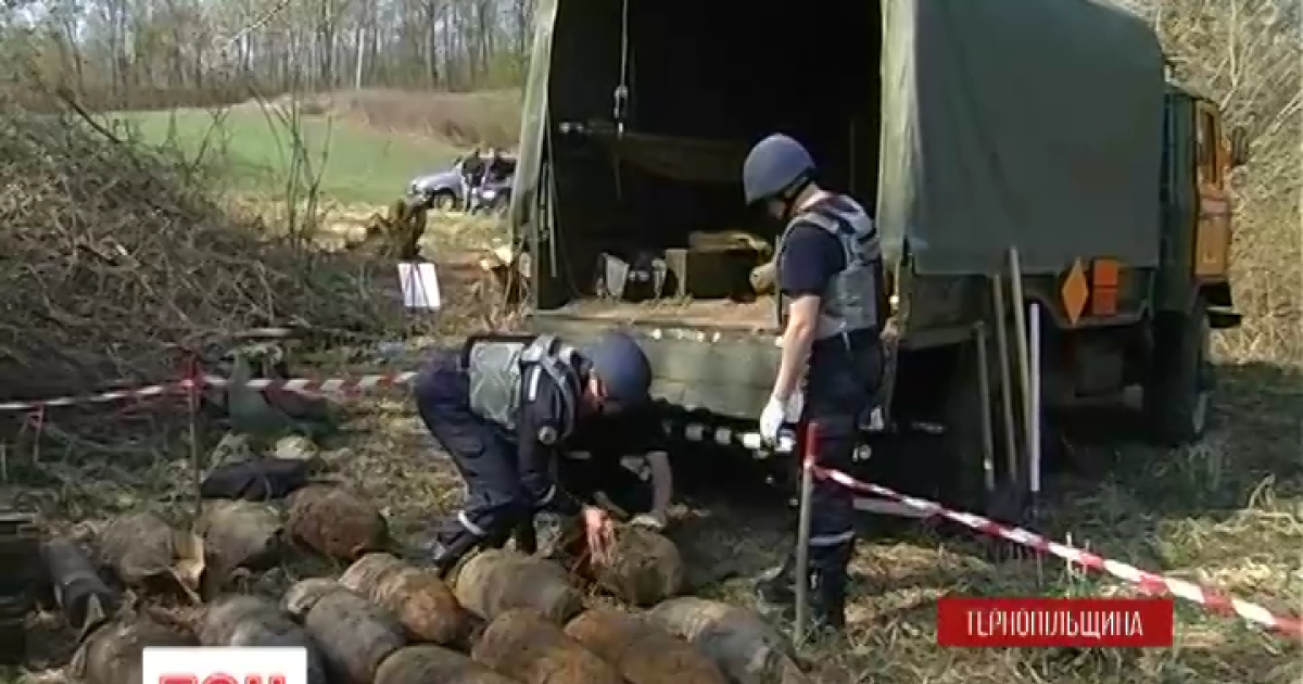 На Тернопільщині відкопали та знешкодили авіабомби часів війни