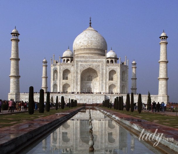 Тадж-Махал, Индия. Пятый император построил его в память о своей жене, которая умерла в 1630 году после рождения 14-го ребенка. Строительство началось в 1631 году и продолжалось почти 22 года / © Associated Press