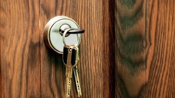 Експерти розповіли, чому не варто залишати ключ у замку на ніч: це може допомогти грабіжникам