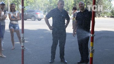 У Миколаєві для порятунку від аномальної спеки встановили "вуличний душ" / © Миколаївська міська рада