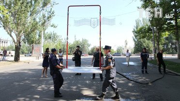 У Миколаєві для порятунку від аномальної спеки встановили "вуличний душ" / © Миколаївська міська рада