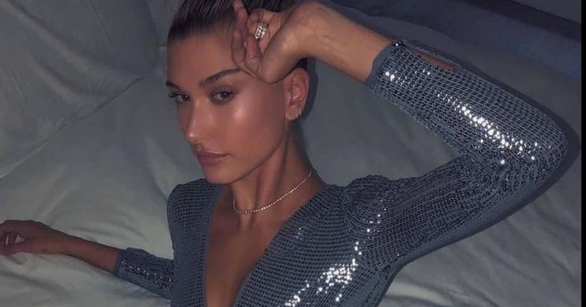 Хейли Бибер в пикантном платье с откровенным декольте отпраздновала 24-летие