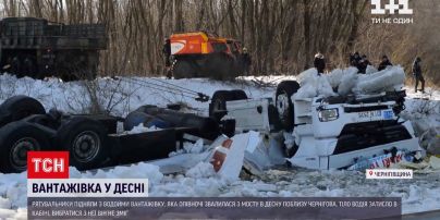 Новости Украины: тело водителя фуры, которая упала в реку, искали и доставали несколько часов