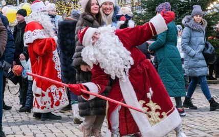 Под дождем, но с хорошим настроением: как Новый год встречают в Киеве, Львове, Днепре и Одессе