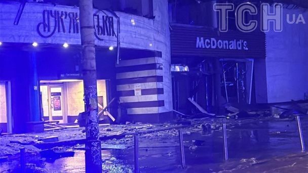 Пошкоджено будівлю McDonald's. / © Фото Наталії Нагорної/ТСН