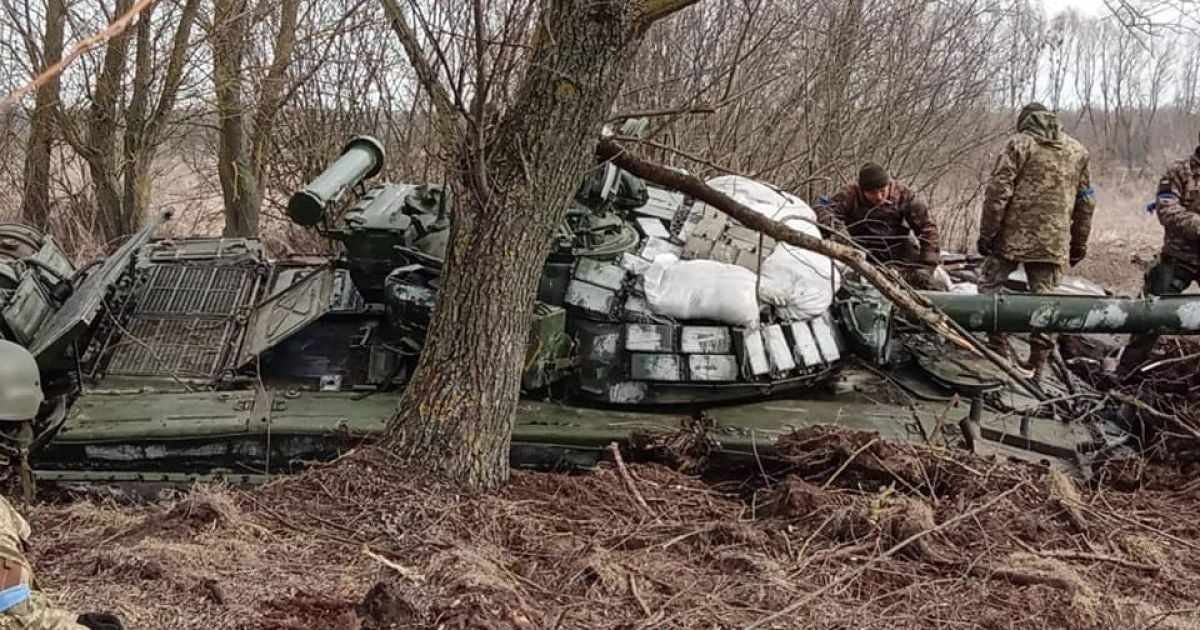 Розгромлений російський танк в Чернігівській області, фото / Оперативне командування "Північ"