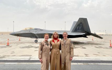 В пальто цвета кэмел и с ярким воротником: Иванка Трамп в стильном луке посетила военную авиабазу
