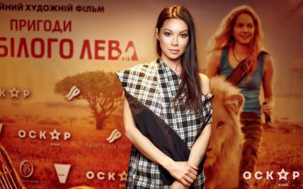 У тренді: Поліна Логунова у картатому вбранні відвідала прем'єру фільму