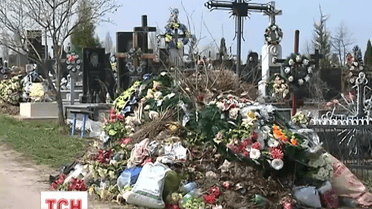 Церква просить не приносити на цвинтарі штучні квіти та вінки