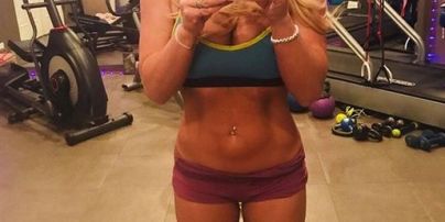 Уже готовится к лету: Бритни Спирс в смешных мини-шортах показала, как тренируется в спортзале