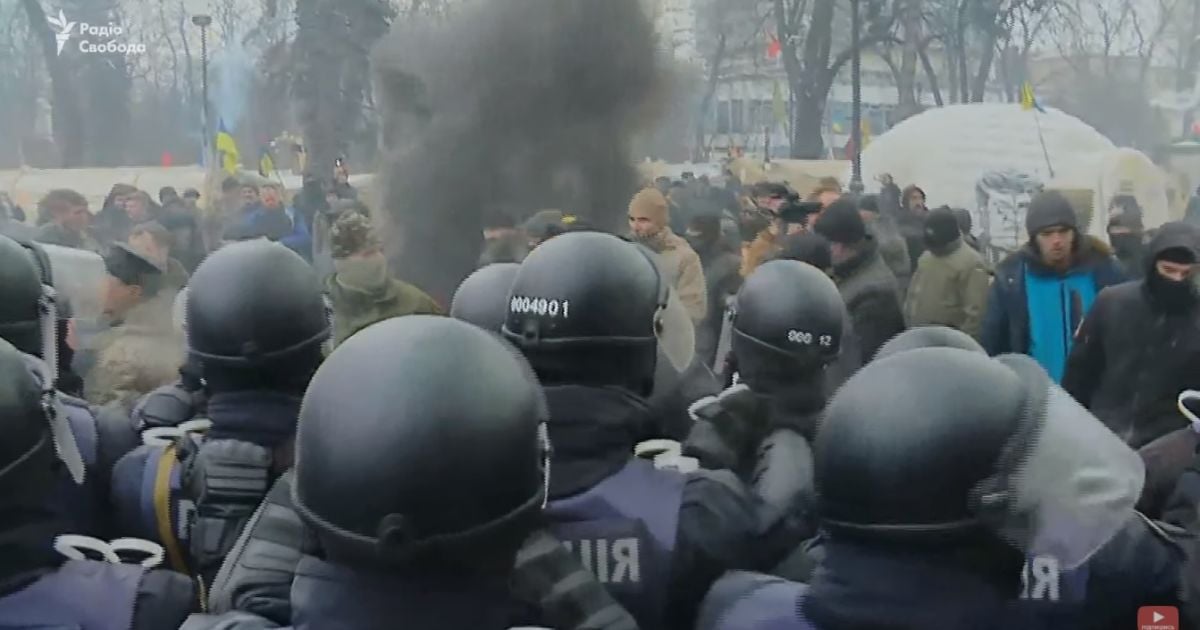 Біля Ради відбулися сутички протестувальників та силовиків. Активісти спалили прапор РФ