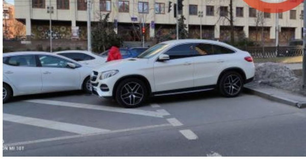 В центре Киева пешеход прошелся по машине Mercedes, припаркованной прямо на зебре: видео