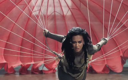 Ефектна Кеті Пері відчайдушно "бореться" з парашутом у новому емоційному кліпі
