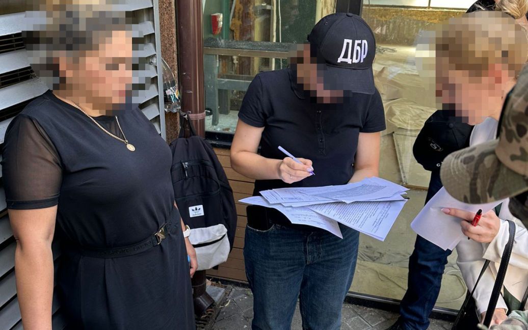 Чиновниця залучила до "справи" свого знайомого-іноземця, який видавав себе за "впливового співробітника Міністерства юстиції" / Фото: ДБР / © 
