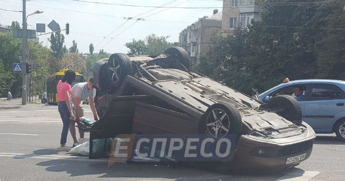 У Києві на Печерську зіткнулися Jaguar та Volkswagen