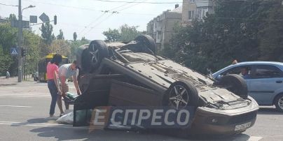 В центре Киева Jaguar мощно протаранил Volkswagen, опрокинув его на крышу