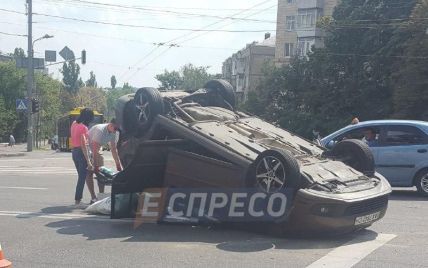 В центре Киева Jaguar мощно протаранил Volkswagen, опрокинув его на крышу