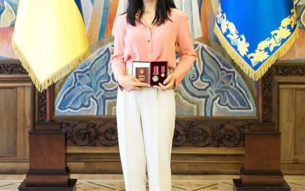 В белых брюках и леопардовых туфлях: Маша Ефросинина получила награду от Зеленского