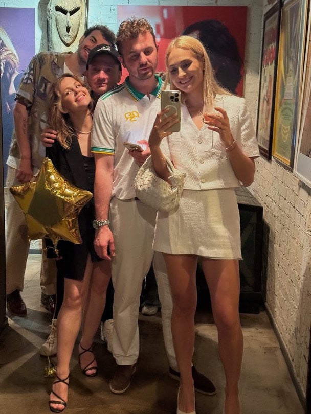 Анастасія Цимбалару з друзями / © instagram.com/nastya_tsymbalaru