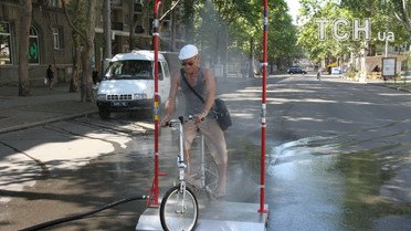 У центрі Миколаєва для порятунку від аномальної спеки встановили "душ" / © Миколаївська міська рада