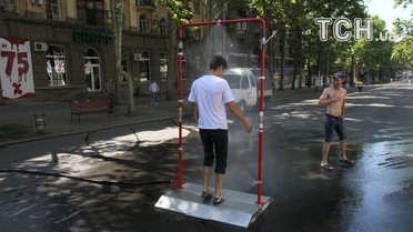 У центрі Миколаєва для порятунку від аномальної спеки встановили "душ" / © Миколаївська міська рада